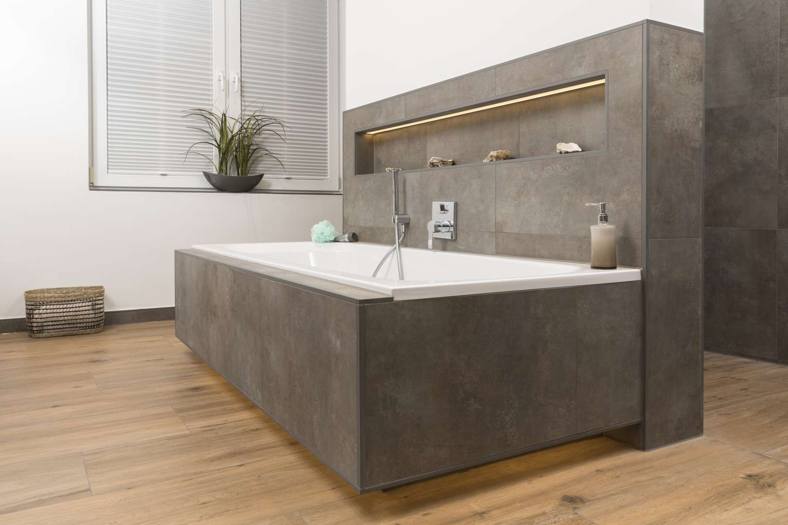 Badezimmer Mit Beton- &amp; Holzoptik Und Indirekter Beleuchtung regarding Badezimmer Beton Holzoptik