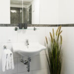 Glasfaser Badezimmer Mit Glas Bordüre #Badezimmer #L With Regard To Badezimmer Bordüre